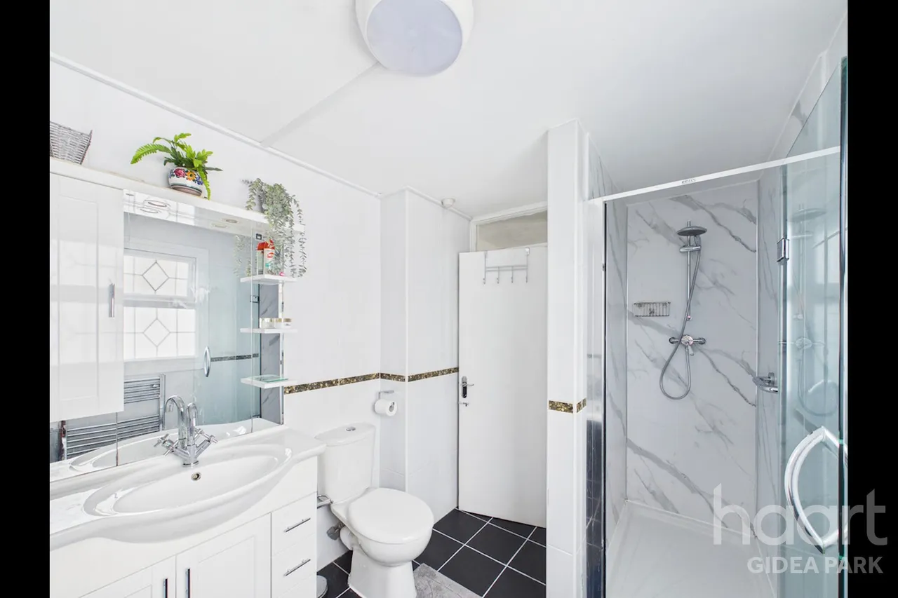 Pemberton Avenue, Gidea Park, RM2, photo 17
