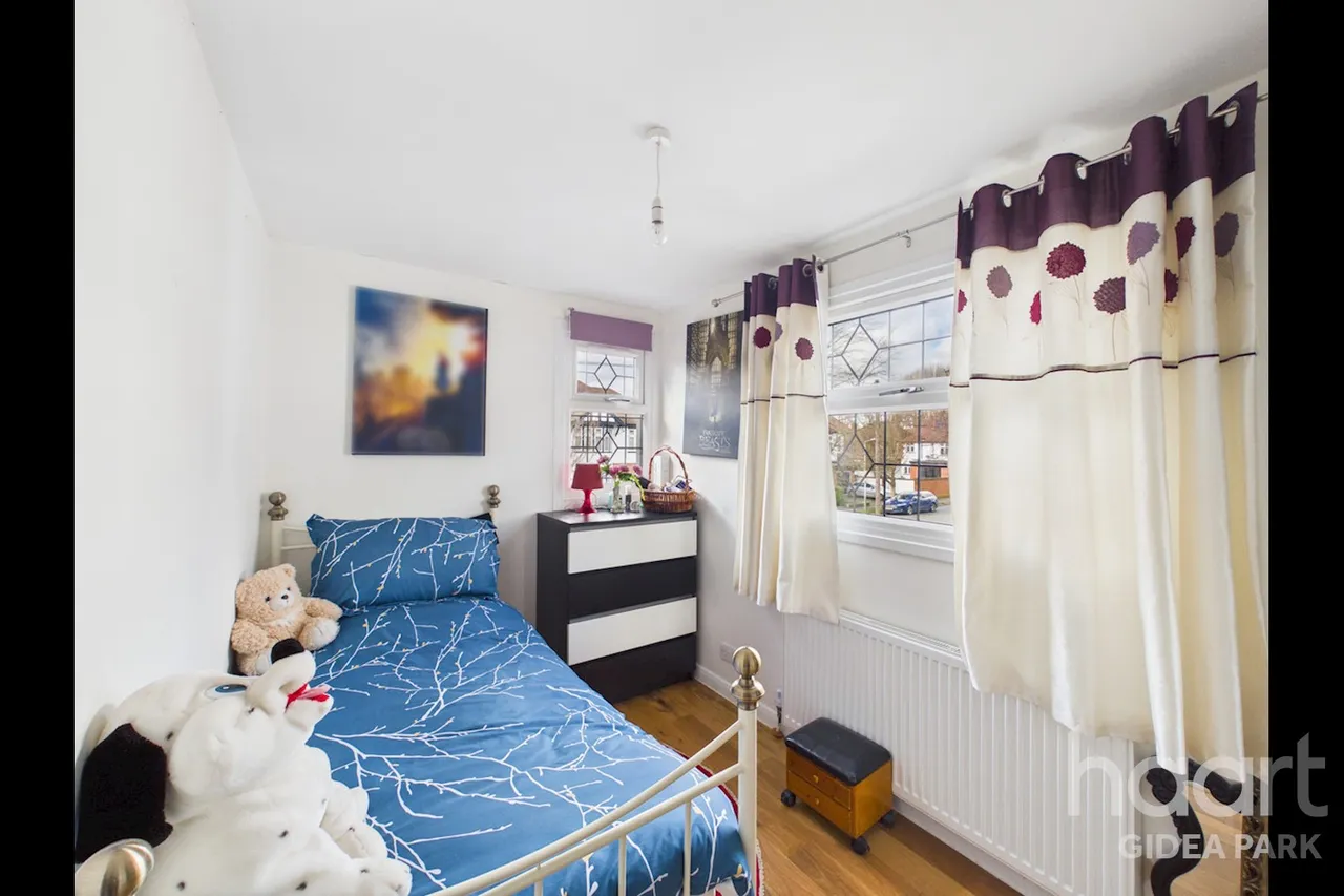 Pemberton Avenue, Gidea Park, RM2, photo 18