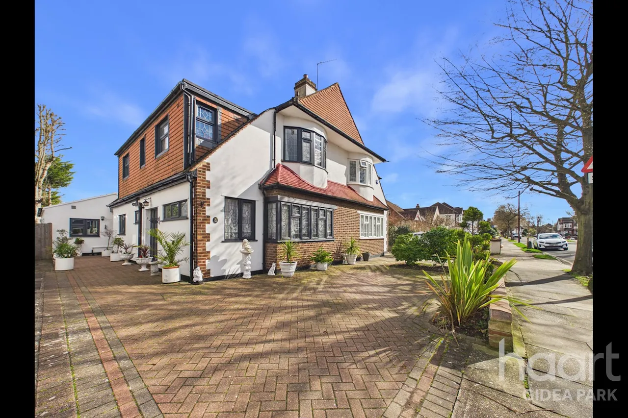 4 bed house for sale, Pemberton Avenue, Gidea Park, RM2