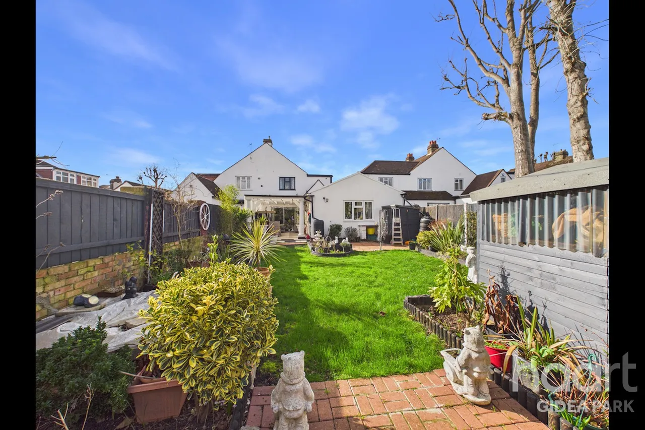 Pemberton Avenue, Gidea Park, RM2, photo 21