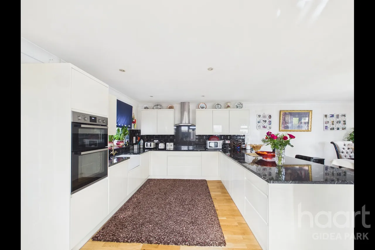 Pemberton Avenue, Gidea Park, RM2, photo 6