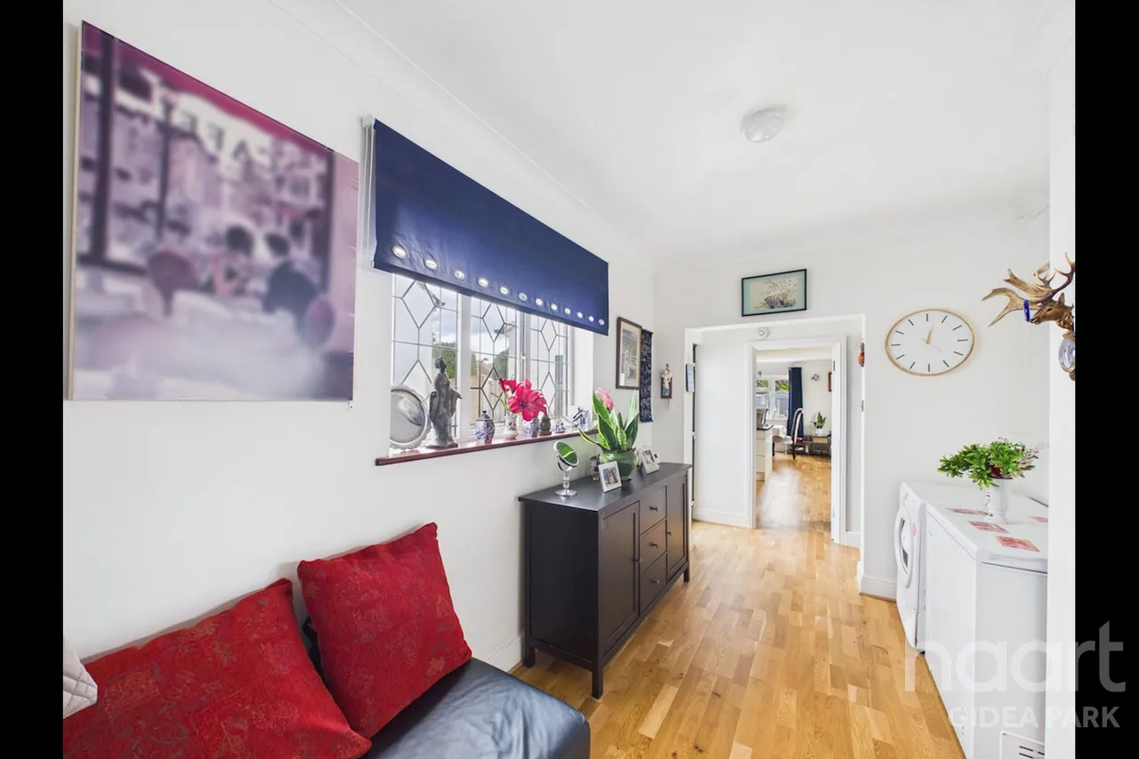 Pemberton Avenue, Gidea Park, RM2, photo 13