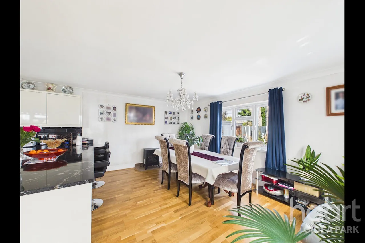 Pemberton Avenue, Gidea Park, RM2, photo 7