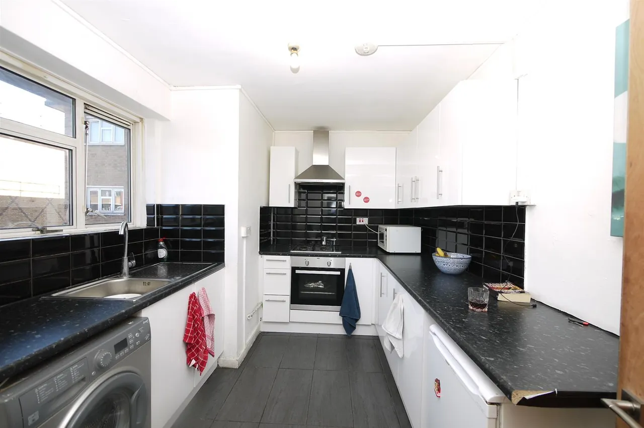 3 bed flat for sale — Sidney Street, London
