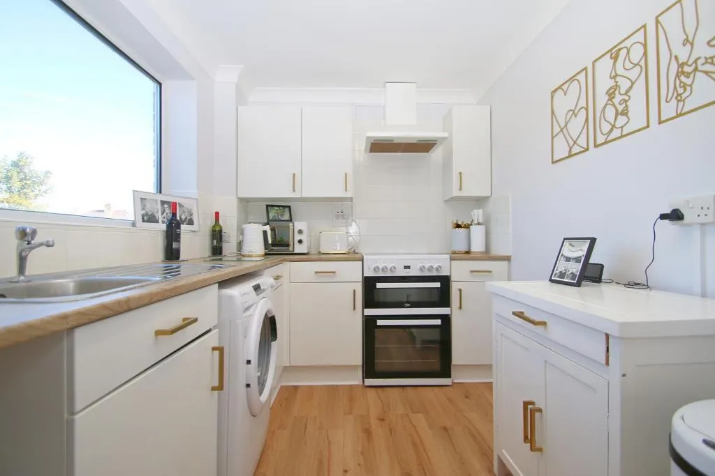 Sutton Avenue, Woking, GU21, photo 2