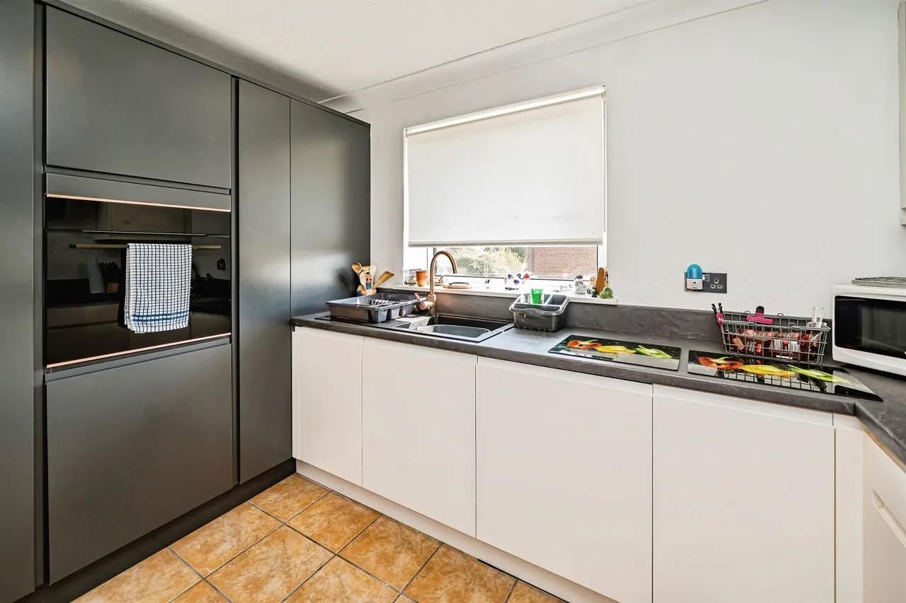 Sandringham Court, Slough, SL1, photo 16