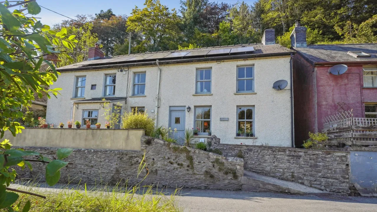 4 bed house for sale, Clettwr Hall, Pontsian, SA44