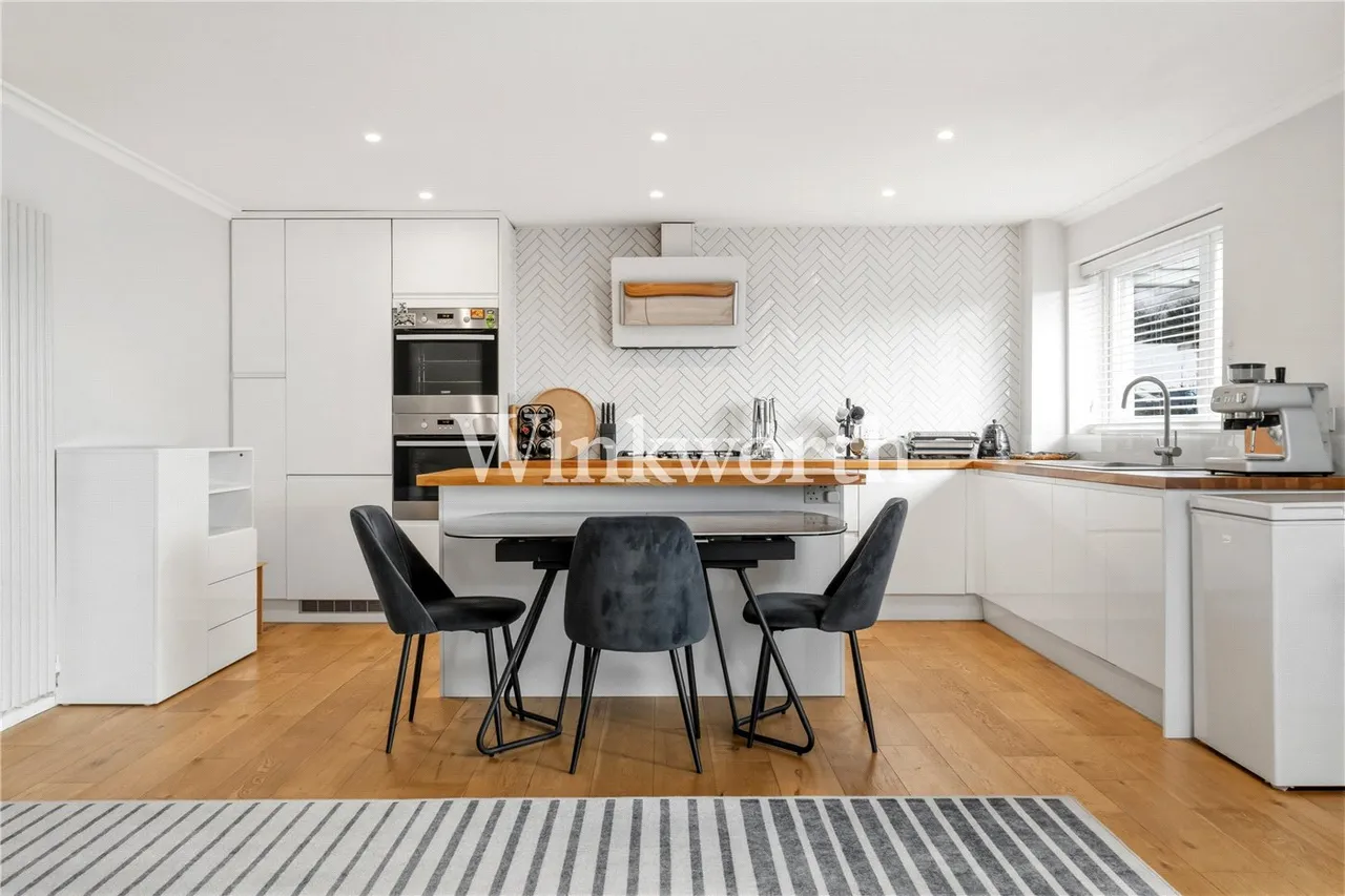 Lucerne Close, London, N13, photo 2