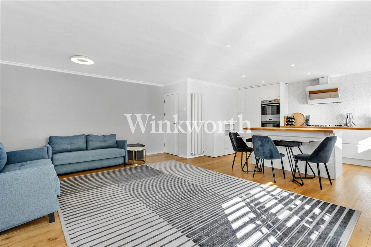 2 bed flat for sale, Lucerne Close, London, N13