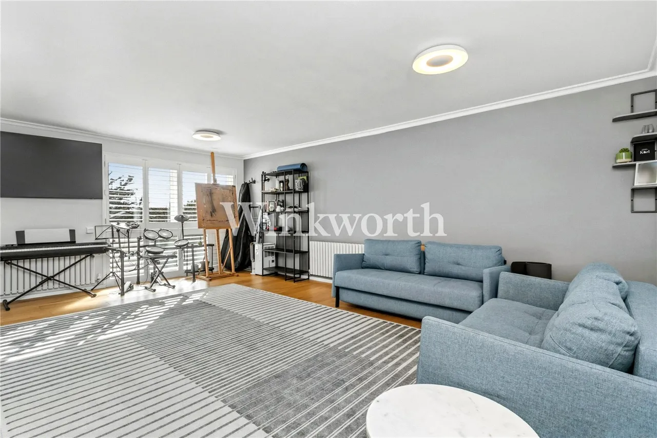 Lucerne Close, London, N13, photo 3