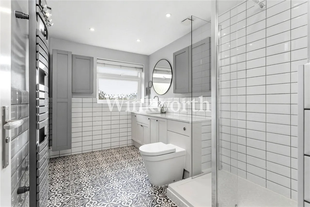 Lucerne Close, London, N13, photo 6