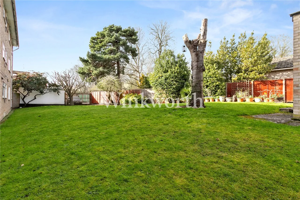 Lucerne Close, London, N13, photo 13