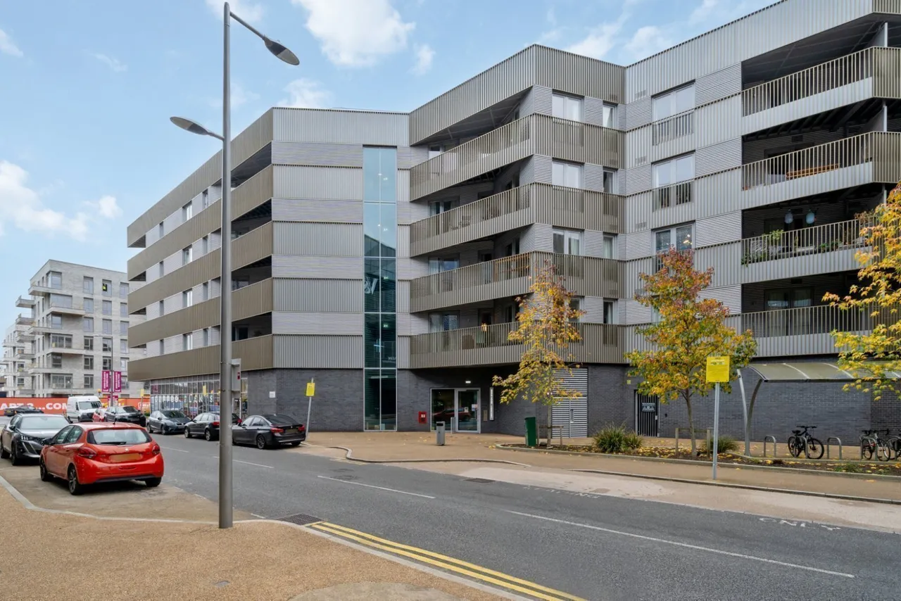 2 bed flat to rent, Parkes Street, London, E20