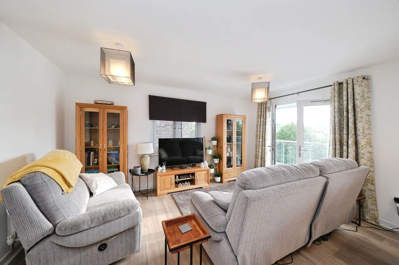 Laver Drive, Chesterfield, S41, photo 3