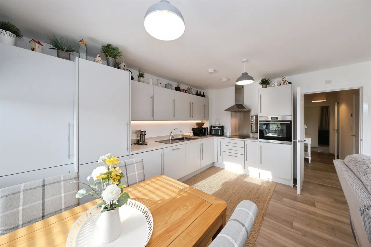 Laver Drive, Chesterfield, S41, photo 2