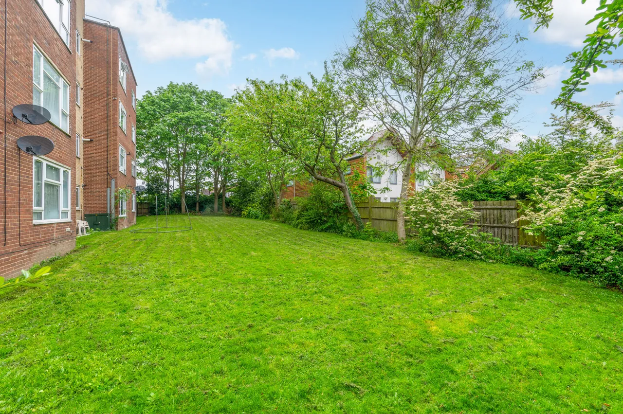14 Accadia Court, 1-3 Blackbird Hill, London, photo 8