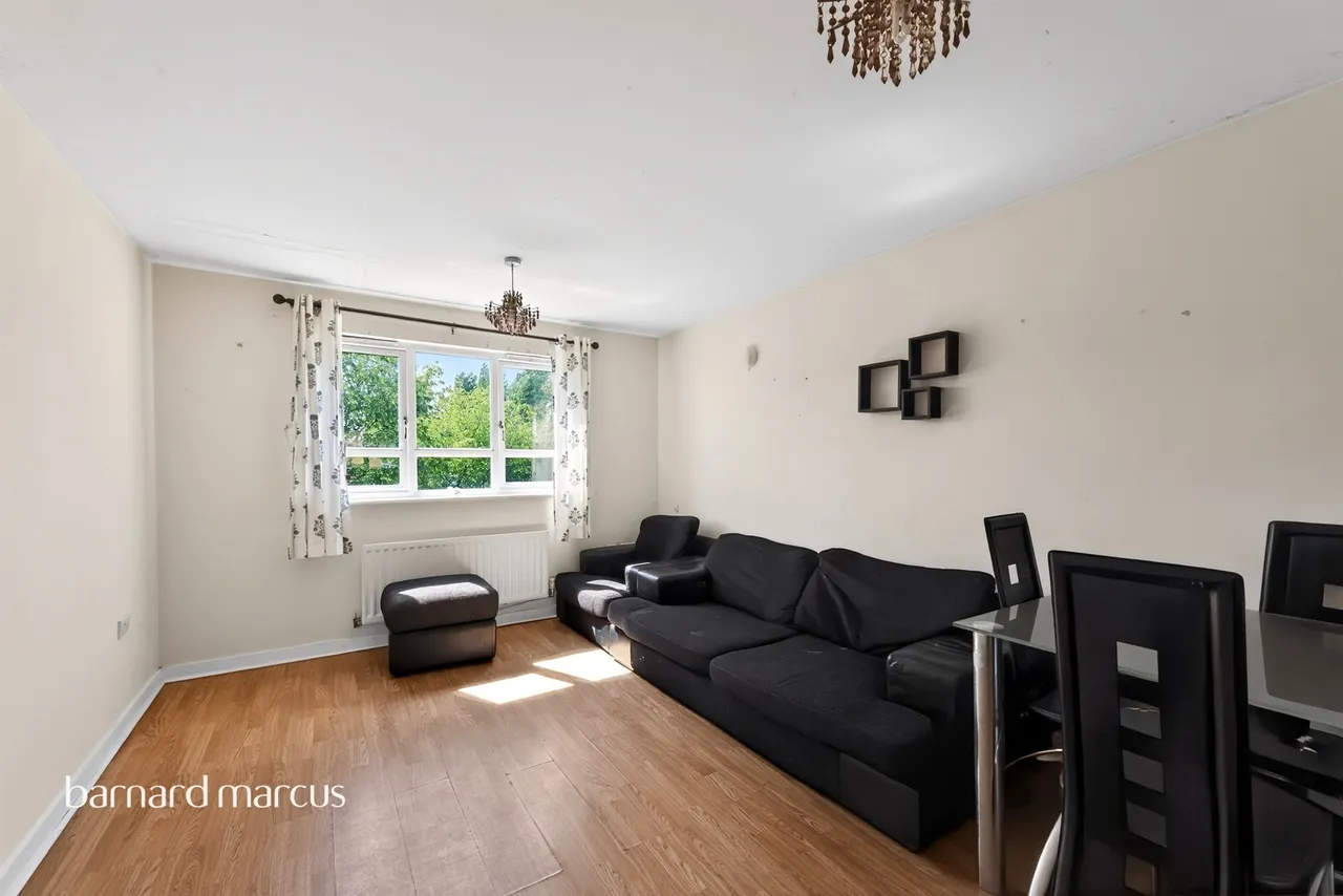 Chertsey Road, Feltham, photo 2
