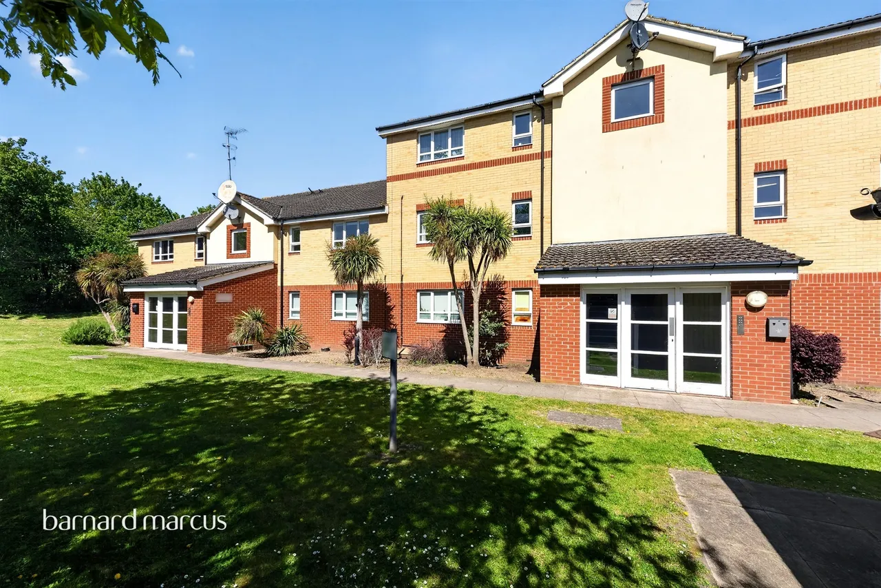 2 bed flat for sale — Chertsey Road, Feltham