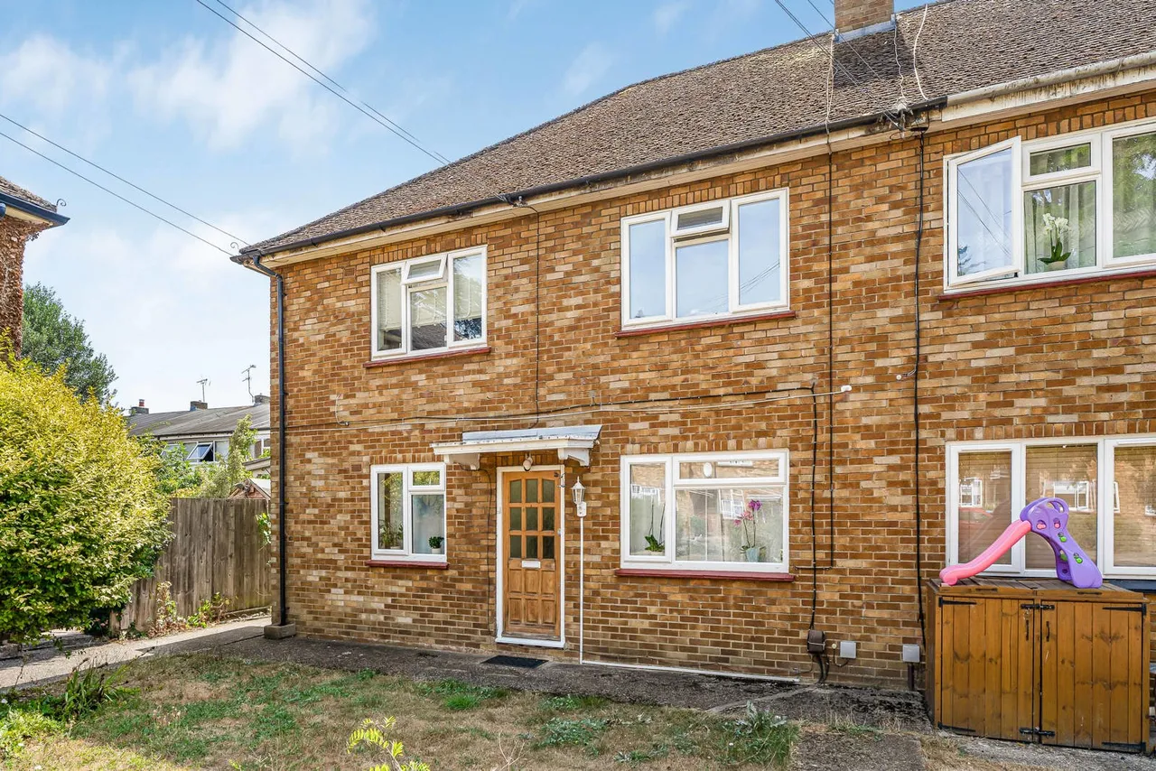 2 bed flat for sale, Cedar Court, Egham, TW20