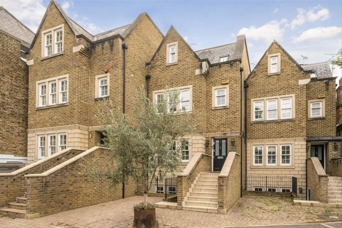 5 bed property to rent, Grove Park Road, W4
