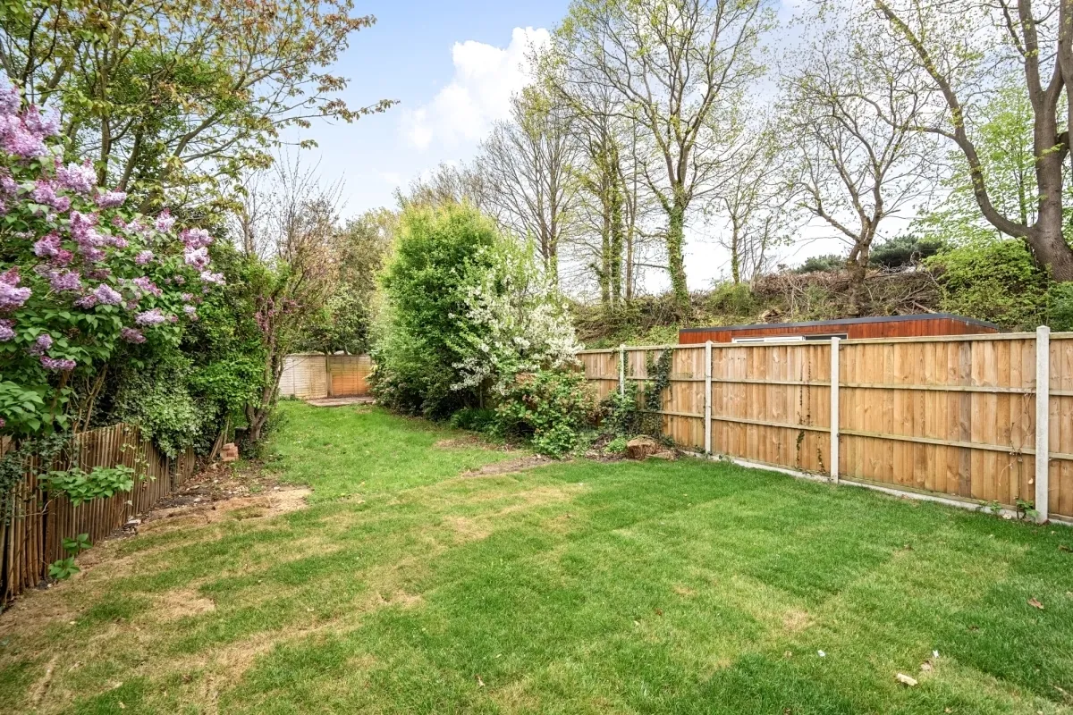 Douglas Road, Esher KT10, photo 7