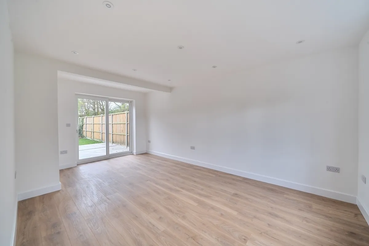 Douglas Road, Esher KT10, photo 5
