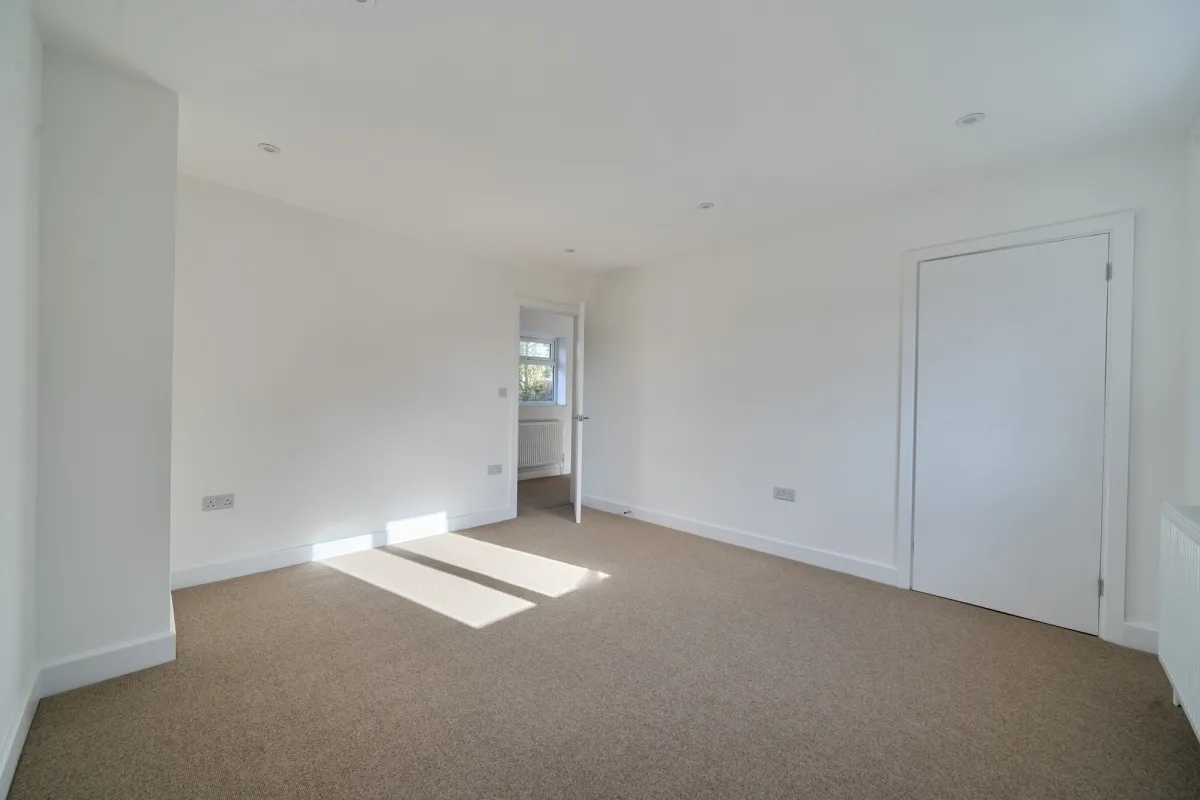 Douglas Road, Esher KT10, photo 12