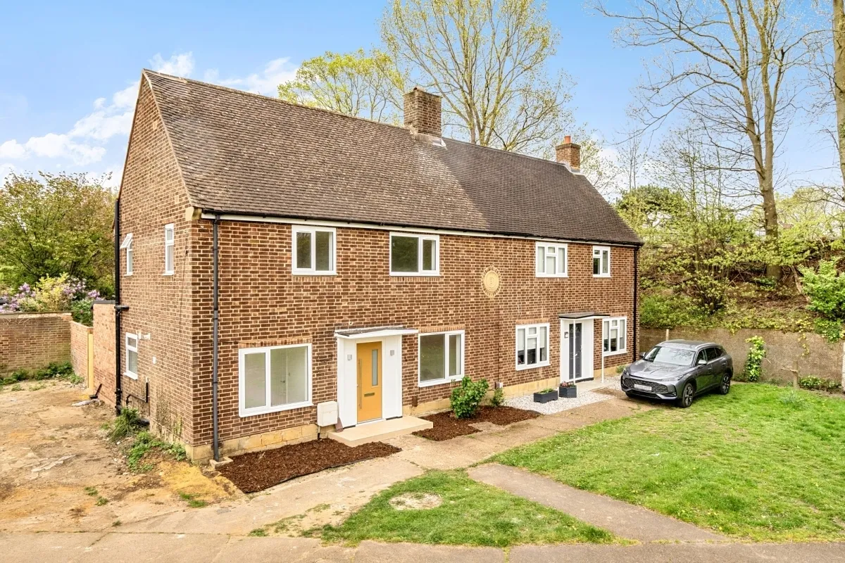 3 bed house to rent — Douglas Road, Esher KT10