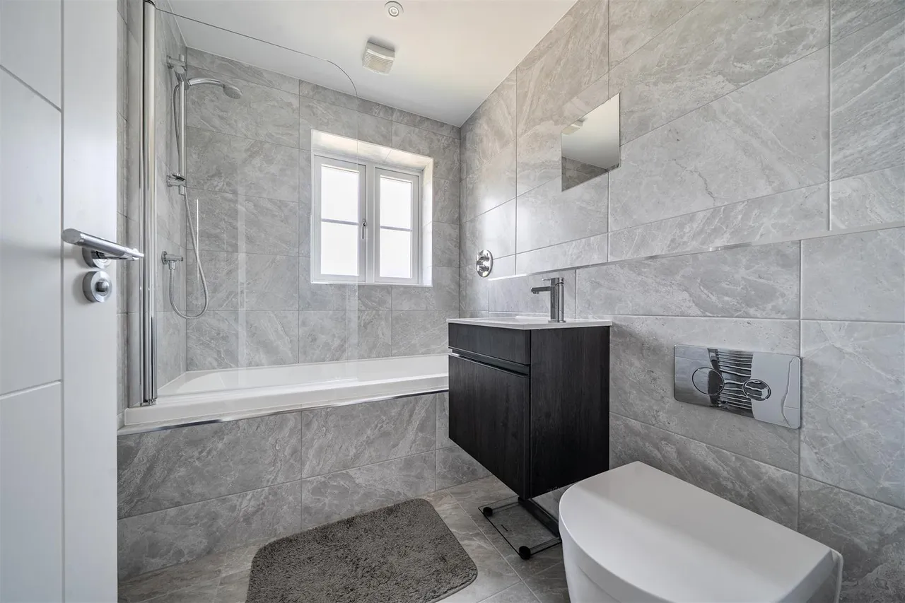 Brook Lane, Sarisbury Green, Southampton, photo 17