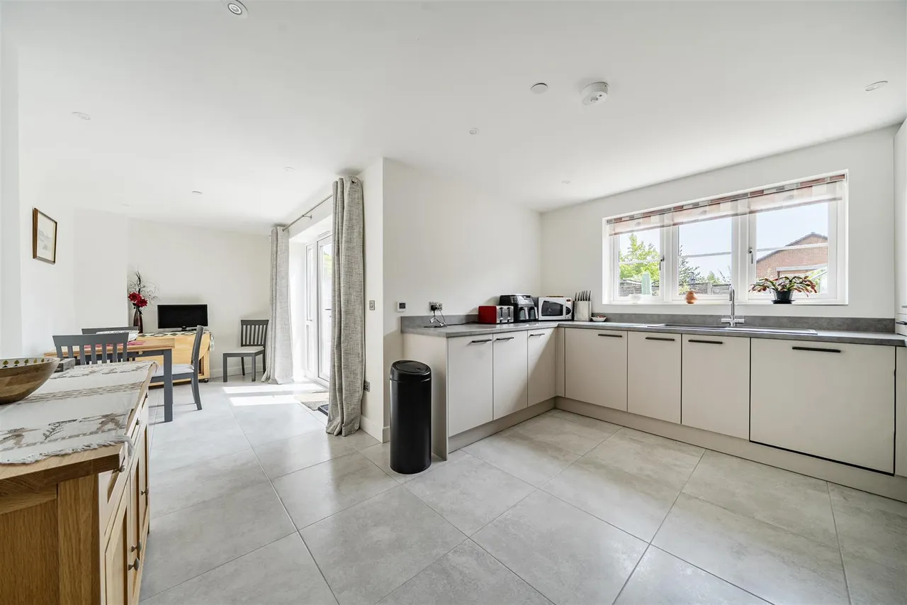 Brook Lane, Sarisbury Green, Southampton, photo 5