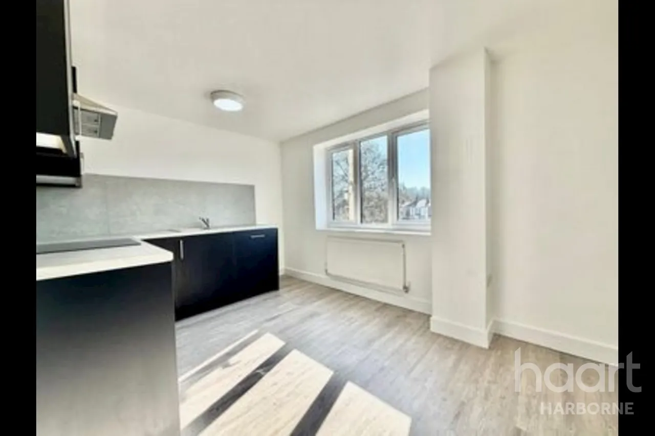 Causeway Green Road, B68, photo 6