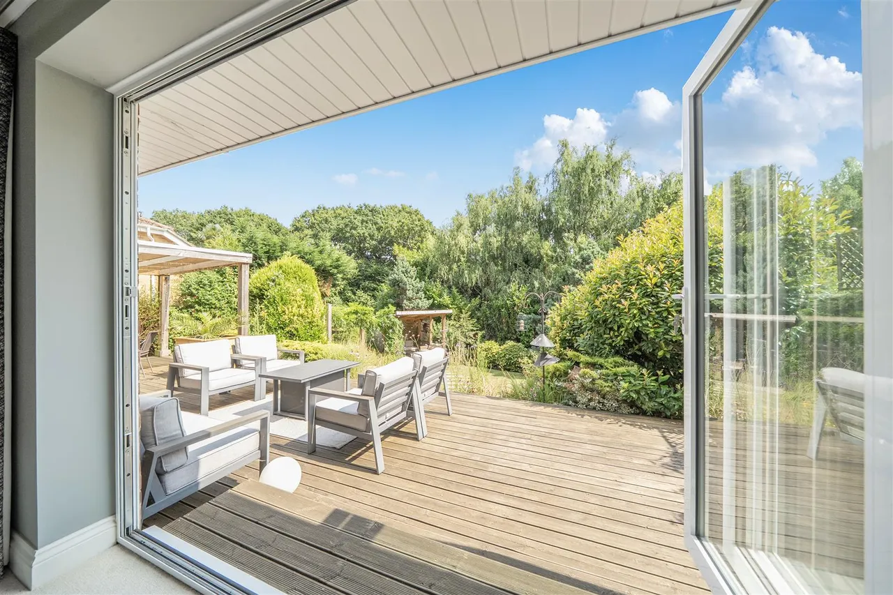 Holly Hill Lane, Sarisbury Green, Southampton, photo 2