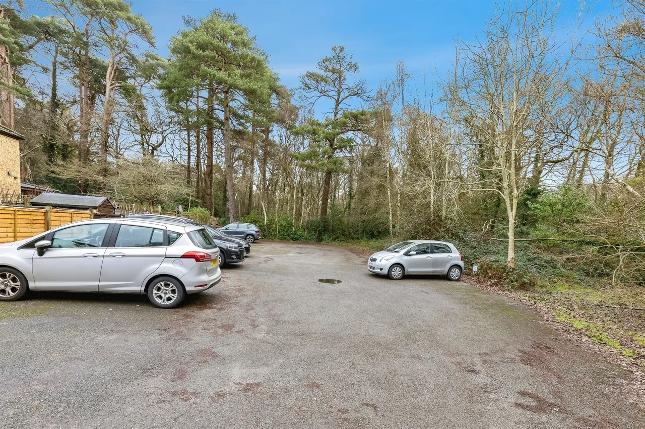 Brooklands Road, Crawley, photo 12