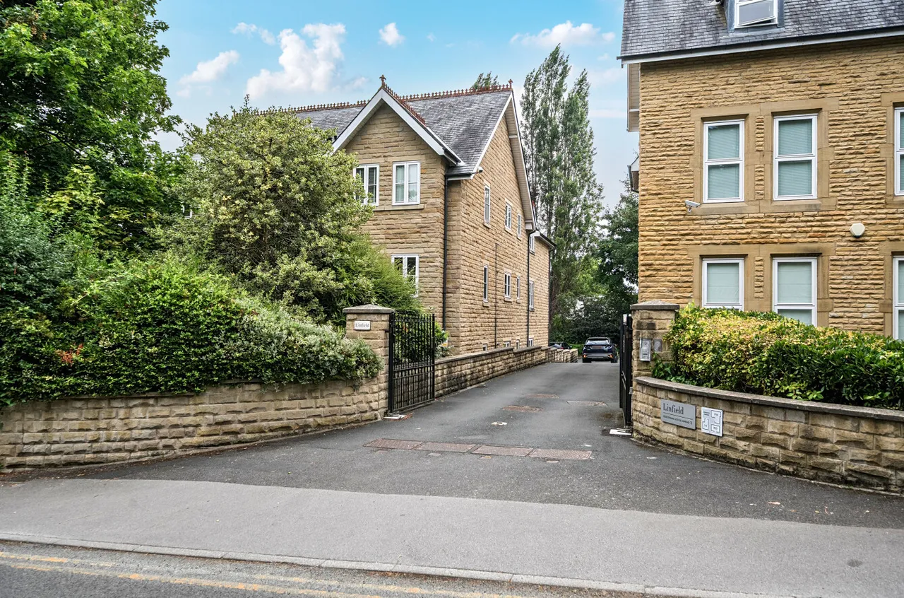 2 bed flat for sale, Grove Road, Headingley, LS6