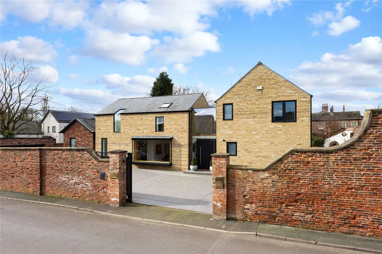 Farrer Lane, Oulton, Leeds, West Yorkshire, LS26 8JL, photo 2