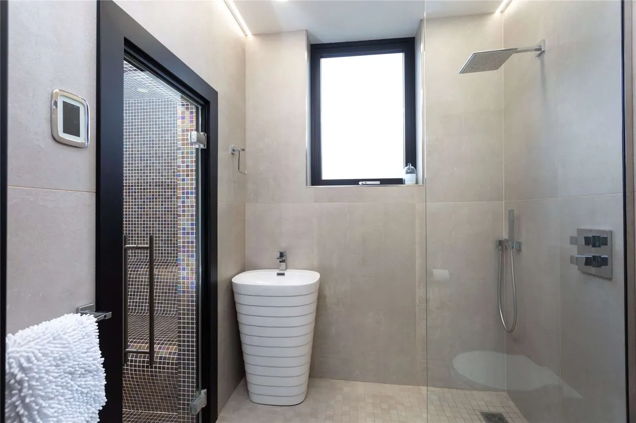 Farrer Lane, Oulton, Leeds, West Yorkshire, LS26 8JL, photo 10