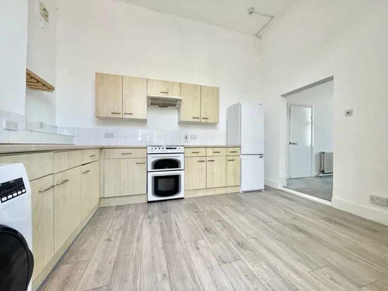 2 bed flat to rent — 225 Portobello Road, London W11 1LU