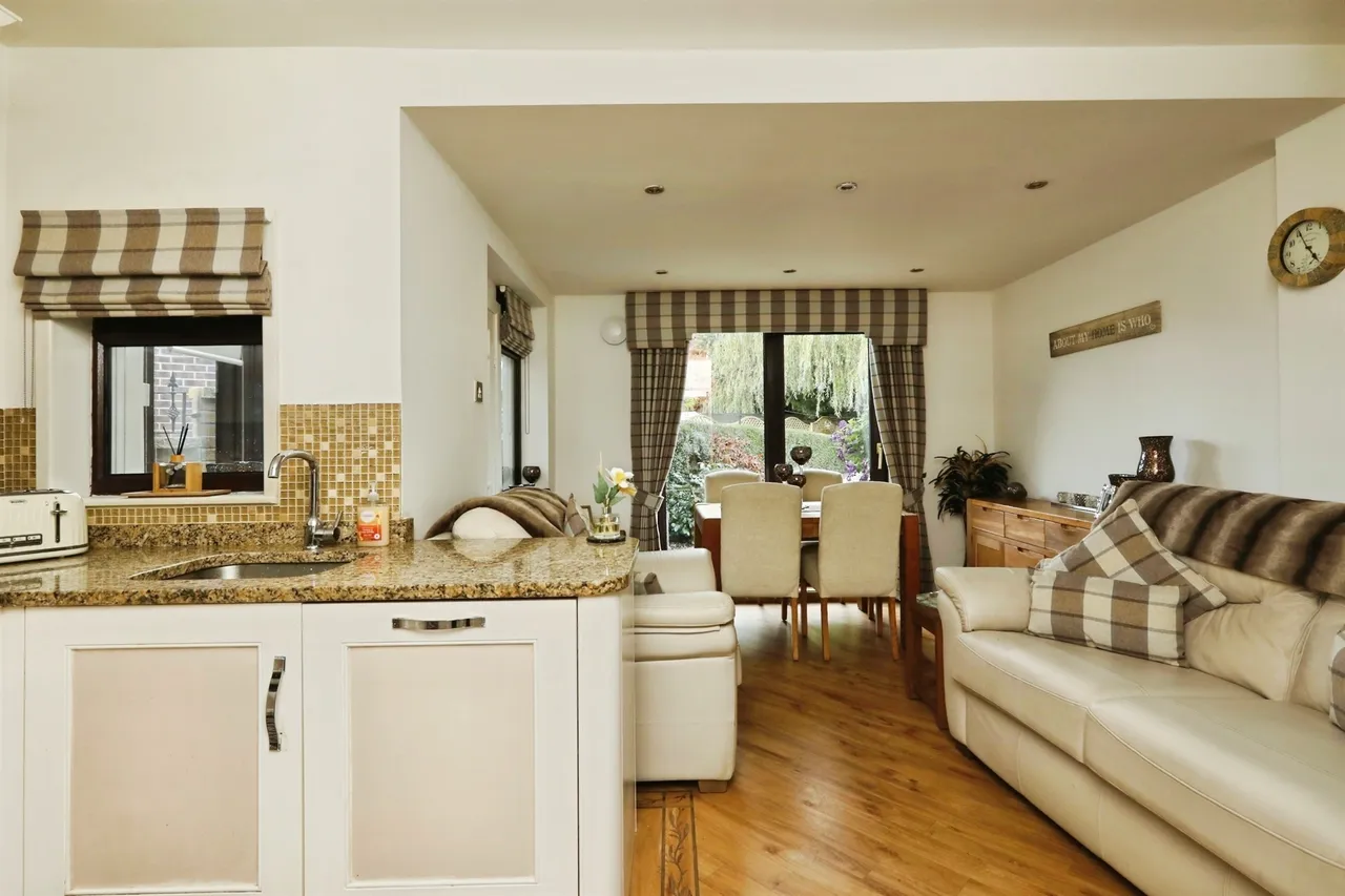 Lister Crescent, Basegreen, S12, photo 5