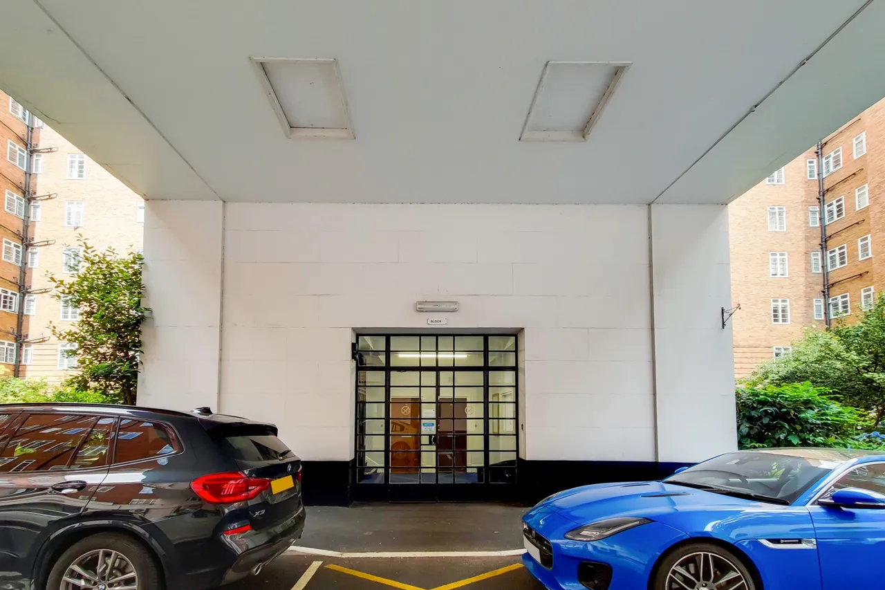 Hammersmith Road, London, W6, photo 11
