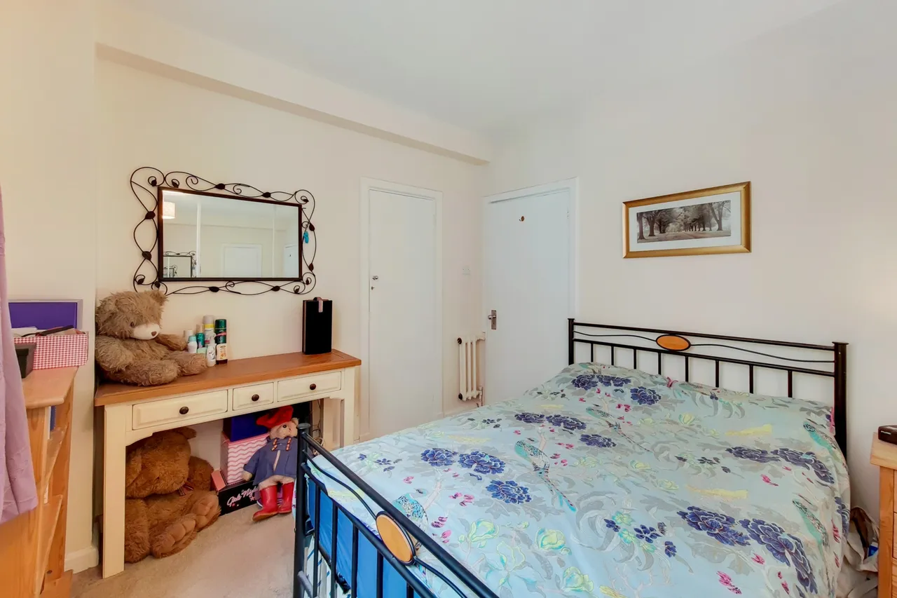 Hammersmith Road, London, W6, photo 8