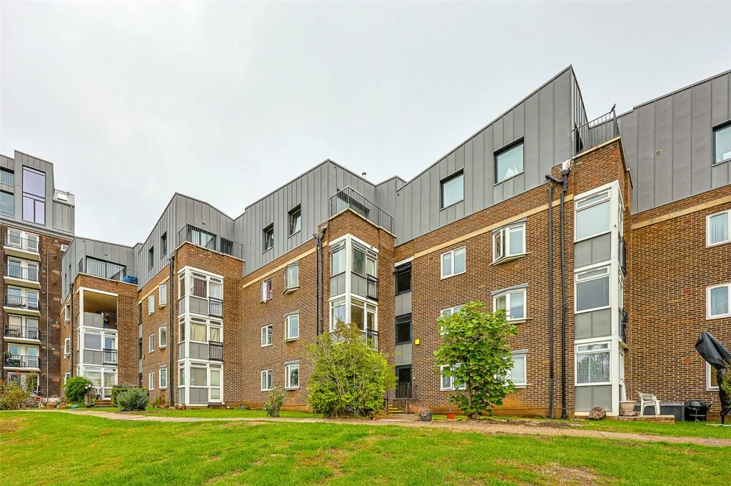 2 bed 2 bedroom for sale, Great North Road, London, N2