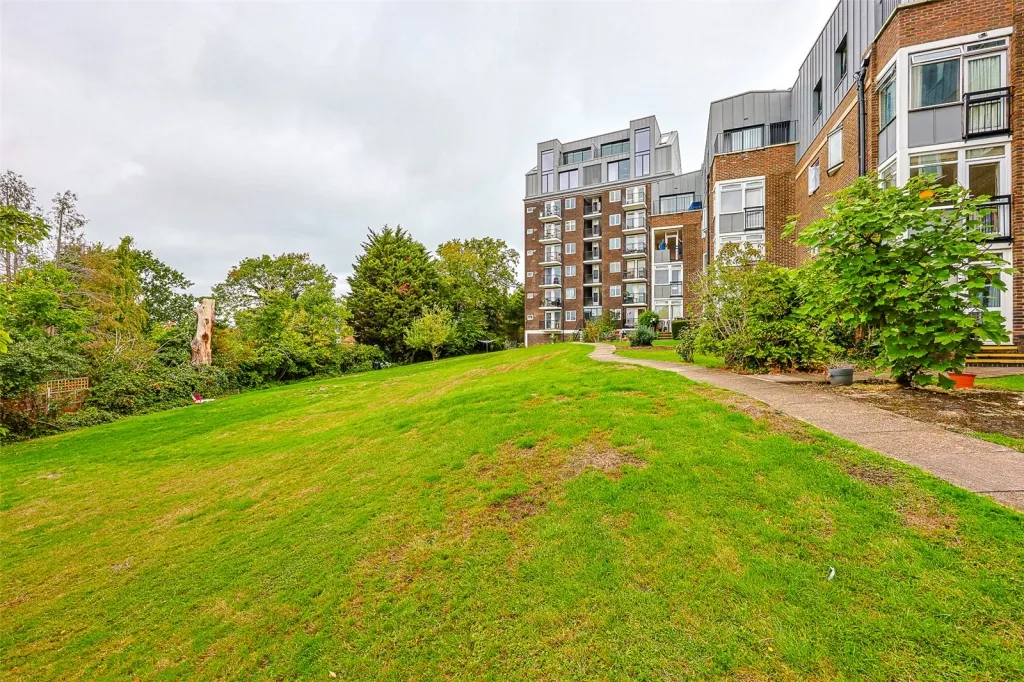 Great North Road, London, N2, photo 18