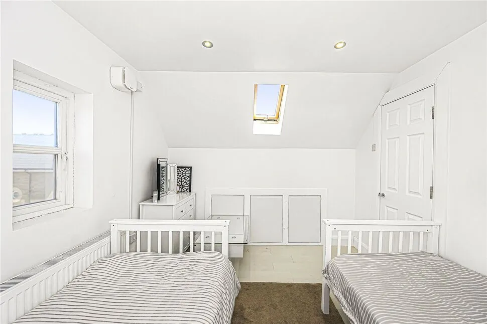 Simmons Drive, Dagenham, Essex, RM8, photo 5