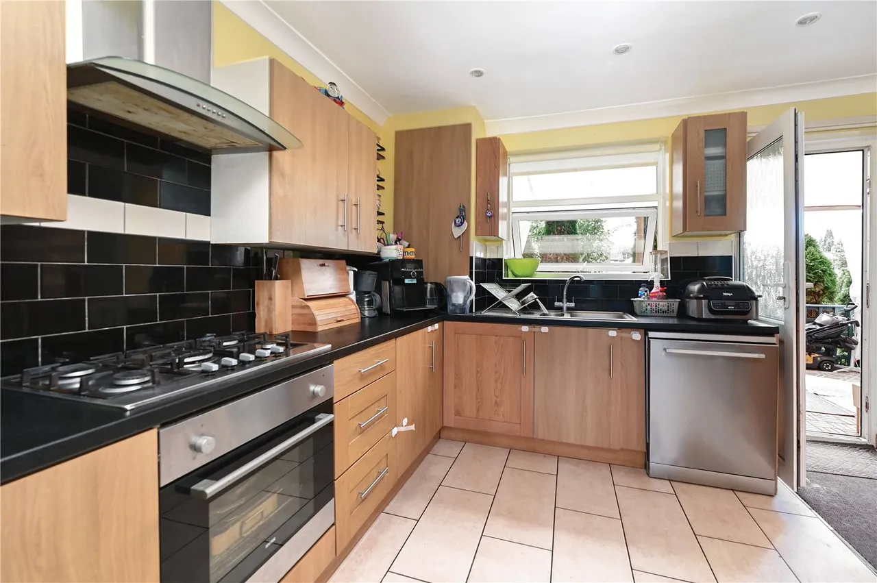 Fairview Road, Ash, Guildford, Surrey, GU12 6AS, photo 3