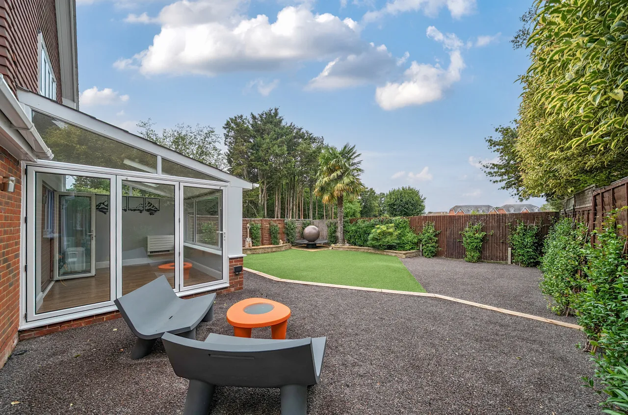 The Green, Frimley Green, Camberley, Surrey, GU16 6HF, photo 9
