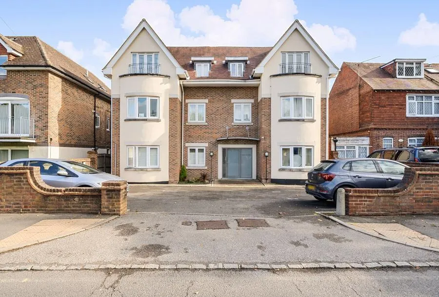 2 bed flat for sale, Ladbroke Road, Redhill, RH1