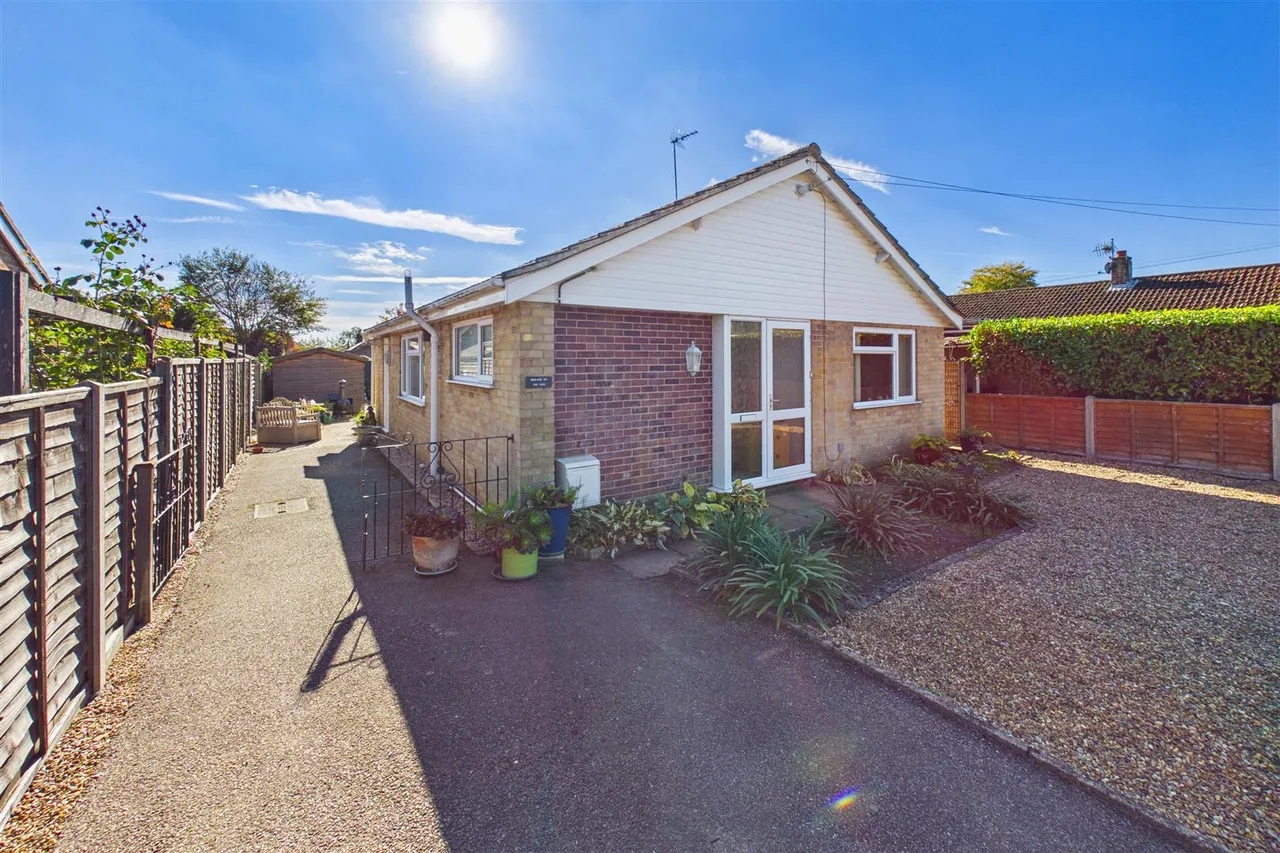 3 bed house for sale, Valley Close, Holton, IP19