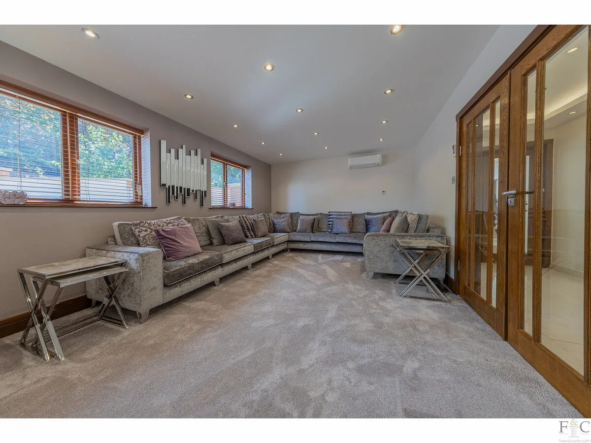 Stoughton Drive South, Leicester, LE2, photo 9