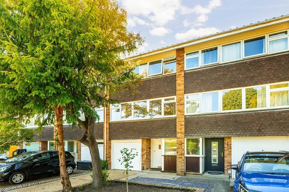4 bed property for sale, Breamwater Gardens, TW10