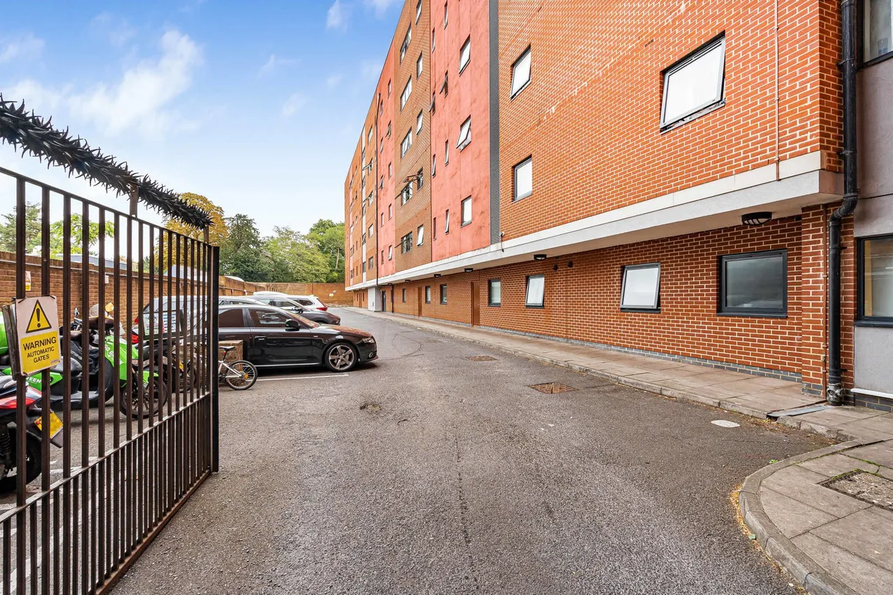 London Road, London, SW16, photo 13